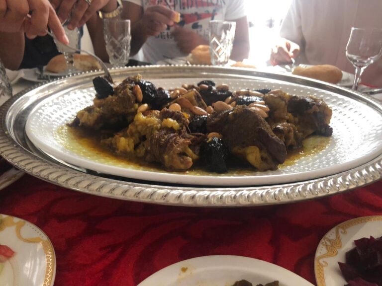 La Gastronomie Marocaine : Une Explosion de Saveurs et de Traditions La Gastronomie Marocaine : Une Explosion de Saveurs et de Traditions