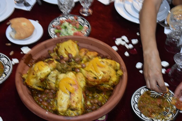 L’art de la table dans la tradition marocaine : une invitation au partage