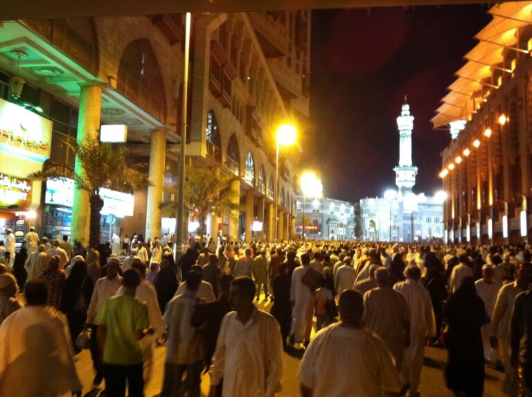 Umrah Ramadan Maroc: Conseils pour un Transport Aérien et Local Sans Stress